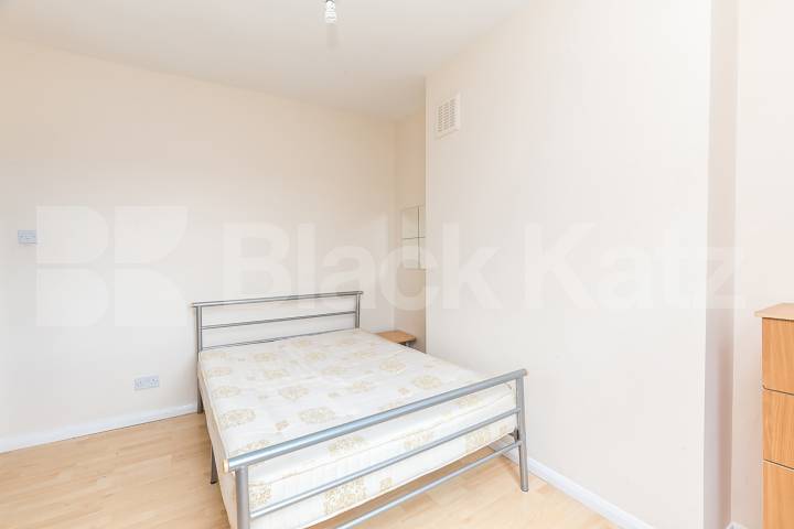 Top floor 3 bedroom apartment located within easy reach of local amenities  Annette Road, Holloway
